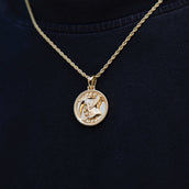 Colgante de moneda Memento Mori de oro macizo