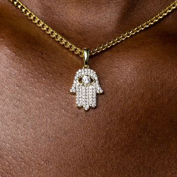 Colgante Micro Mano de Fátima Helada en Oro Amarillo