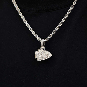 Colgante con micro logotipo oficial de la NFL de los Kansas City Chiefs - Oro blanco