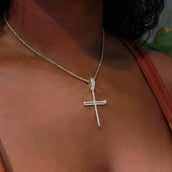 Cruz de uñas engastada con diamantes en oro amarillo