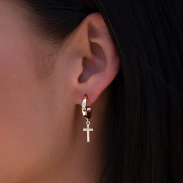 Aretes de aro redondos con cruz pulida en oro amarillo