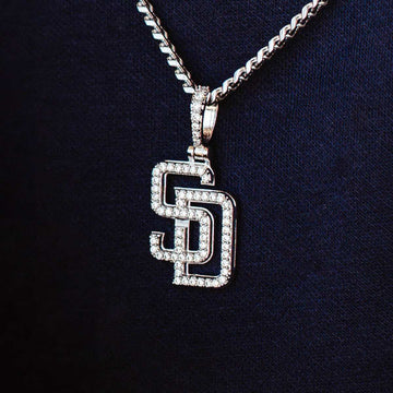 Colgante oficial de micro logo MLB de los Padres de San Diego en oro blanco