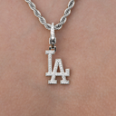 Colgante con abalorio de micro logotipo oficial de los Dodgers de Los Ángeles de la MLB en oro blanco