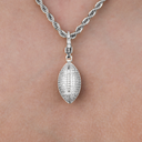 Colgante con dije de fútbol con broche en oro blanco