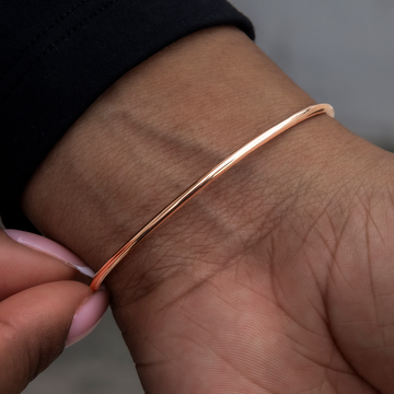 Pulsera abierta con piedras de talla redonda en oro rosa