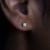 Pendientes de botón de moissanita redonda con pavé de 3 mm en plata de ley