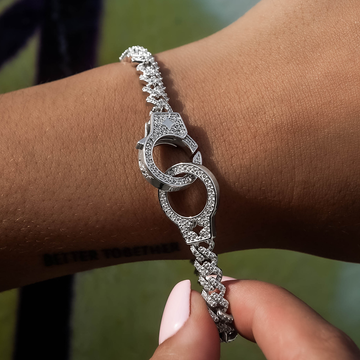 Pulsera cubana de eslabones con diamantes engastados y diseño de esposas en oro blanco