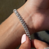 Pulsera cubana de oro blanco con esposas y diamantes engastados