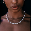 Collar de alambre de púas helado en oro blanco