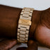 42 MM Totalmente Cubierto Dial Árabe Alpha Era® en Oro