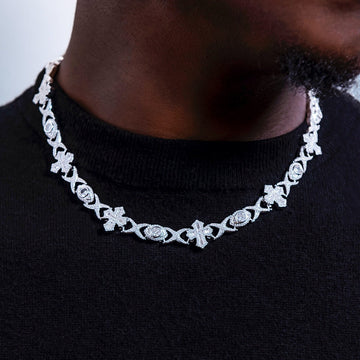 Cadenas cubanas de oro blanco con cruces de baguette, ojo turco y eslabones de diamantes, más pulsera a juego