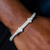 Brazalete tipo barra de baguette helado en oro blanco