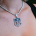 Colgante con el logo de la NFL helado