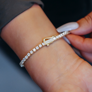 Pulsera de tenis de moissanita con corazón para mujer en plata bañada en oro amarillo - 3 mm