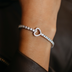 Pulsera de tenis con corazones en oro blanco