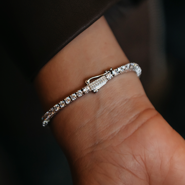 Pulsera de tenis con corazones en oro blanco