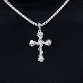 Cruz de picos con incrustaciones de cristal