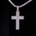 Colgante de cruz con diamantes de talla baguette en oro blanco