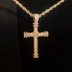 Dije de cruz con cuerda de diamantes en oro amarillo
