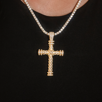 Dije de cruz con cuerda de diamantes en oro amarillo