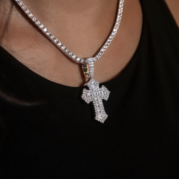 Colgante Cruz Gótica de Diamantes