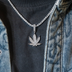 Dije de hoja de marihuana de diamante en oro blanco