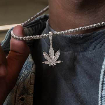 Dije de hoja de marihuana de diamante en oro blanco