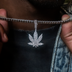 Dije de hoja de marihuana de diamante en oro blanco