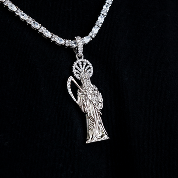 Dije de Calavera Segadora Helada en Oro Blanco