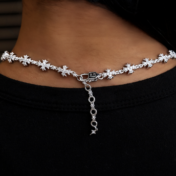 Collar de rosario con cruz ensanchada
