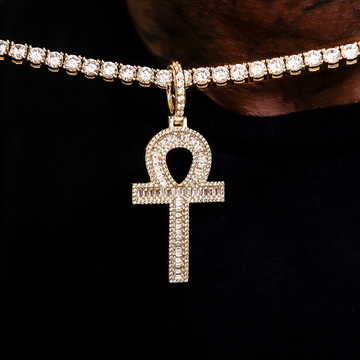 Colgante de cruz anj con diamantes talla baguette en oro amarillo
