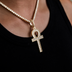 Dije de cruz Ankh con diamantes baguette en oro amarillo
