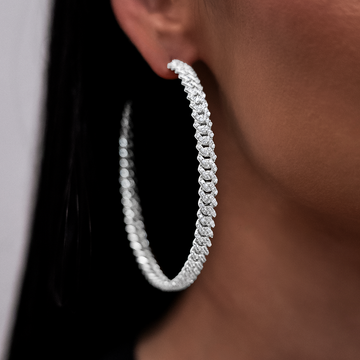 Pendientes de aro con diamantes y garras en oro blanco