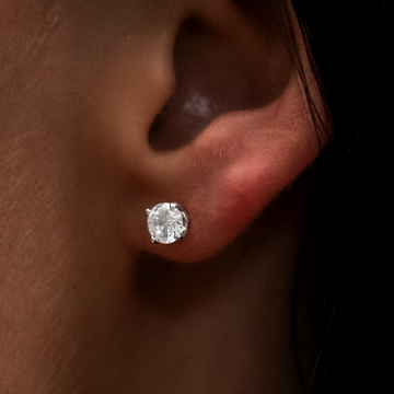 Pendientes de tuerca de oro blanco con diamantes de talla redonda de 5 mm