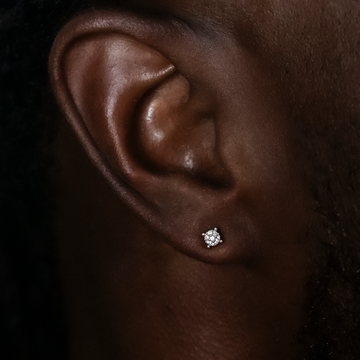 Pendientes de tuerca redondos de moissanita con pavé de 3 mm en vermeil de oro blanco