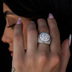 Anillo de diamantes en racimo de vermeil de oro blanco