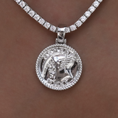 Colgante Moneda Memento Mori en Oro Blanco