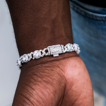 Cadenas cubanas de oro blanco con cruces de baguette, ojo turco y eslabones de diamantes, más pulsera a juego