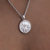 Colgante de moneda de San Miguel en oro blanco