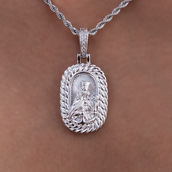 Colgante de oro blanco con icono de María coronada