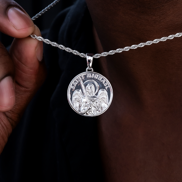 Colgante de moneda de San Miguel en oro blanco