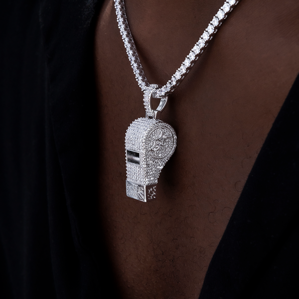 Colgante de Silbato de Entrenador en Oro Blanco con Diamantes Helados