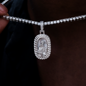Colgante Icónico María Coronada en Oro Blanco