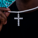 Colgante de cruz grande con diamantes en oro blanco