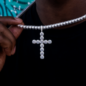 Colgante de cruz grande con diamantes en oro blanco