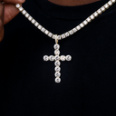 Colgante de cruz grande con diamantes en oro amarillo