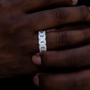 Anillo de oro blanco vermeil con halo de diamantes baguette