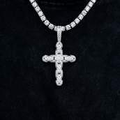 Colgante de Cruz con Eslabones de Serpiente de Pavé de Diamantes en Oro Blanco