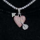 Colgante de Corazón/Flecha Rosa en Oro Blanco