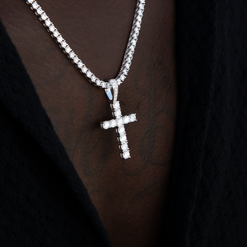 Colgante de cruz de moissanita para hombre en vermeil de oro blanco